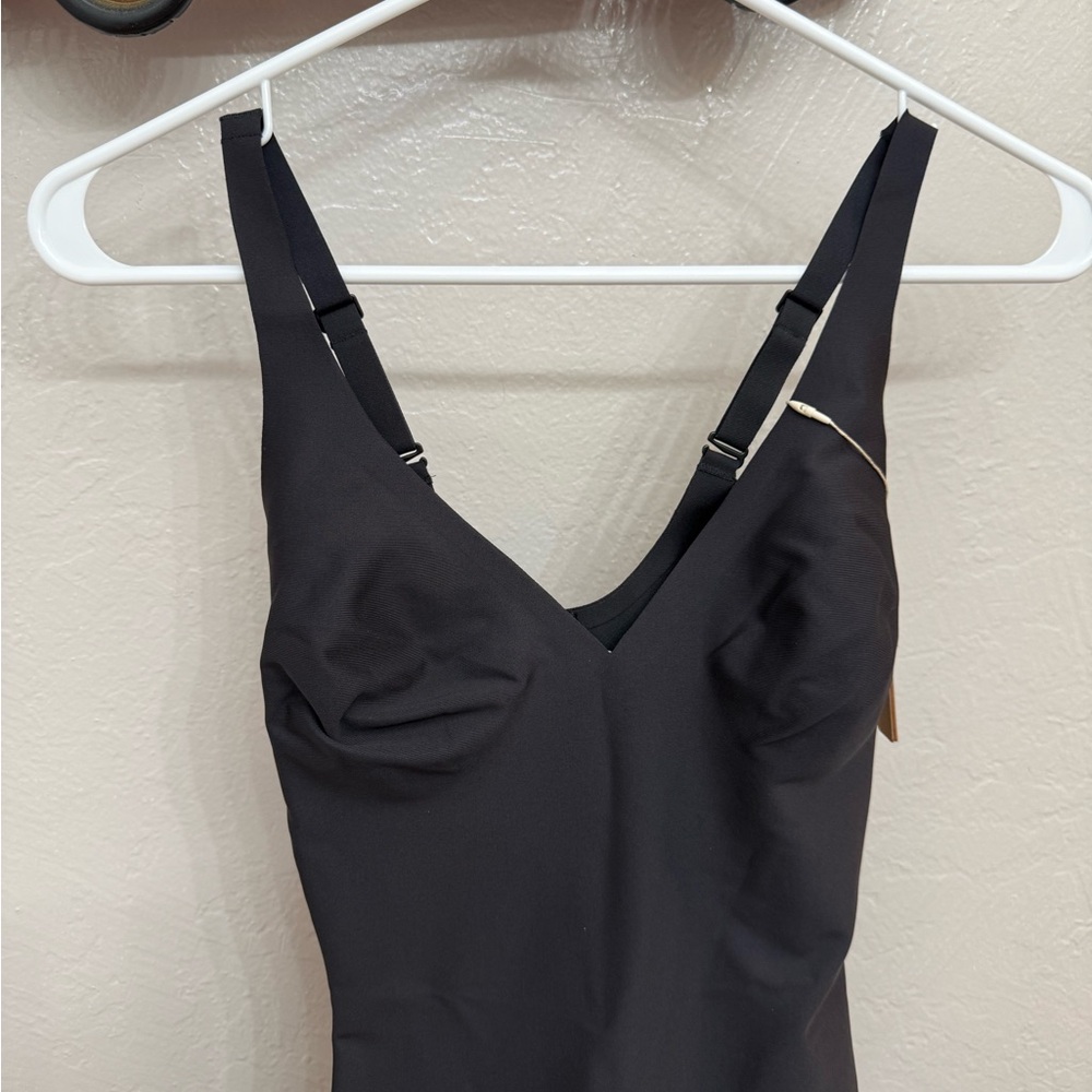 SKIMS BODY UNLINED PLUNGE MID THIGH BODYSUIT